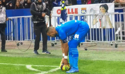 会员大会上施洛特贝克没和凯尔握手，记者：相关人员说没矛盾