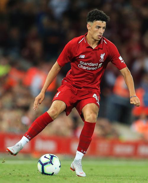 马赫雷斯和知名说唱歌手一同出镜，展示阿尔及利亚队新球衣