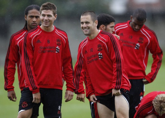 掘金主场有几位小球迷举牌支持威少：拉塞尔拿MVP