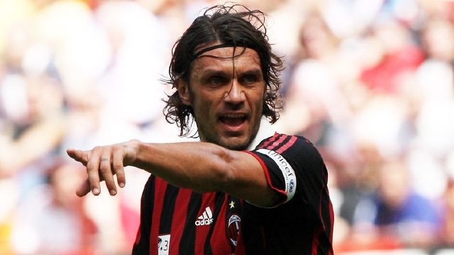 国脚中场精准传球，撕开对手防线